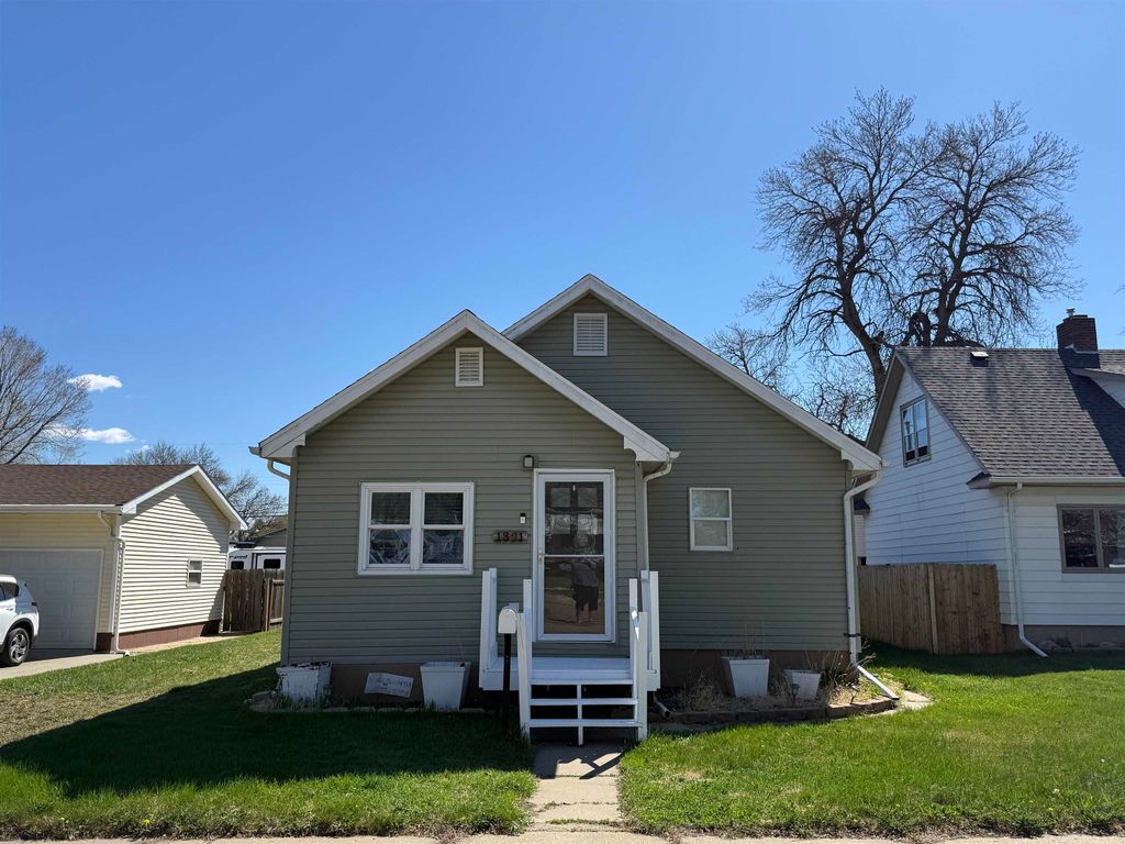 1321 S Main St, Minot, ND 58701