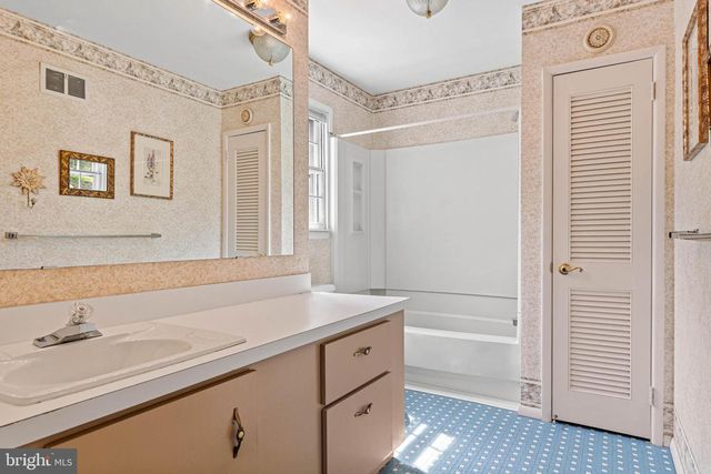 100 WOODED LN, Villanova, PA 19085