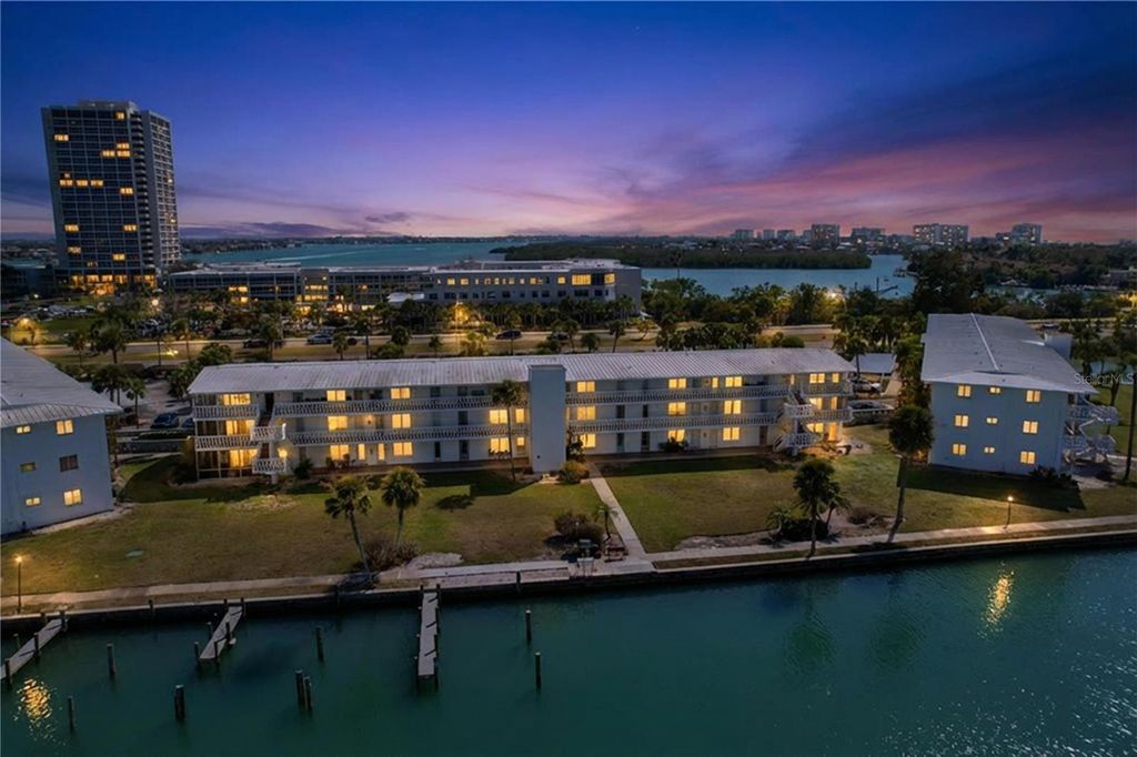 Image 11 of property listing at 763 JOHN RINGLING BOULEVARD 36BERK, Sarasota, FL 34236