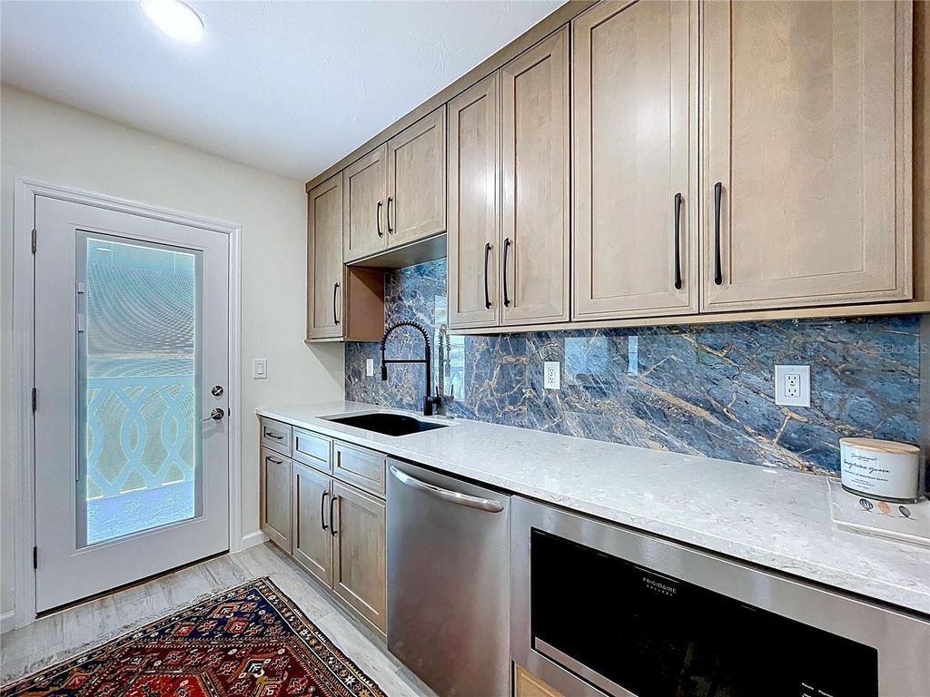 Image 28 of property listing at 763 JOHN RINGLING BOULEVARD 36BERK, Sarasota, FL 34236