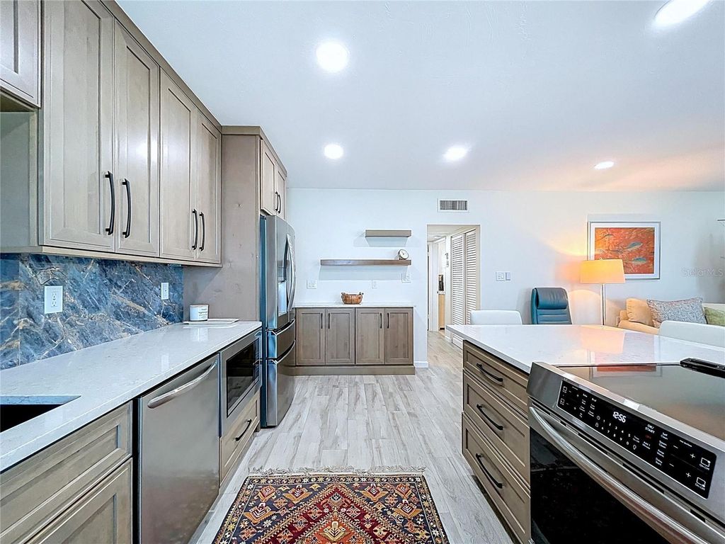 Image 31 of property listing at 763 JOHN RINGLING BOULEVARD 36BERK, Sarasota, FL 34236