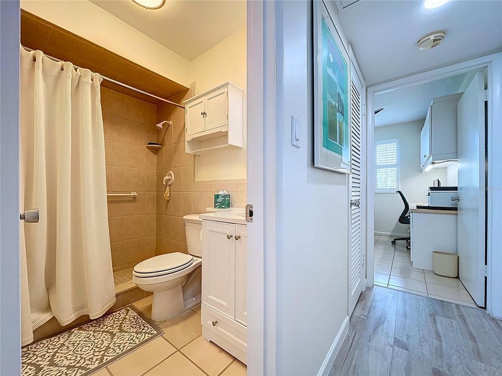 Image 42 of property listing at 763 JOHN RINGLING BOULEVARD 36BERK, Sarasota, FL 34236