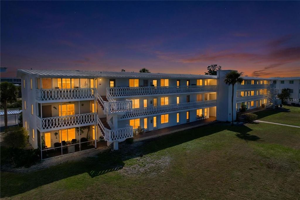 Image 73 of property listing at 763 JOHN RINGLING BOULEVARD 36BERK, Sarasota, FL 34236