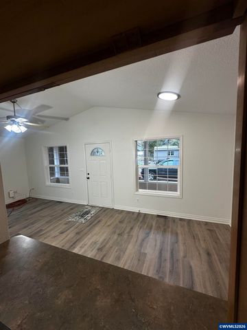 504 Wall St, Silverton, OR 97381