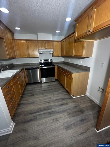 504 Wall St, Silverton, OR 97381