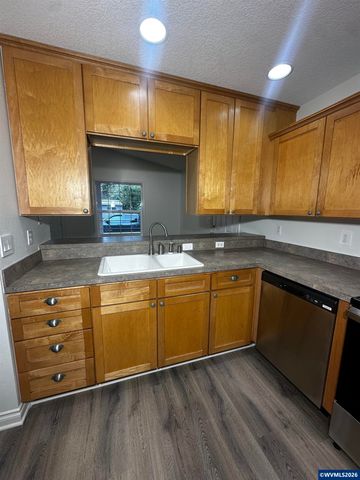 504 Wall St, Silverton, OR 97381