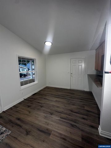 504 Wall St, Silverton, OR 97381