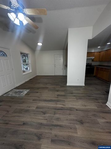 504 Wall St, Silverton, OR 97381