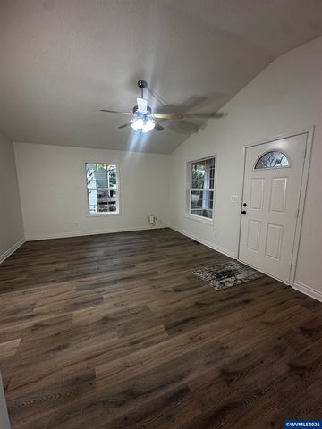 504 Wall St, Silverton, OR 97381