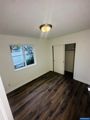 504 Wall St, Silverton, OR 97381