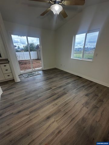 504 Wall St, Silverton, OR 97381
