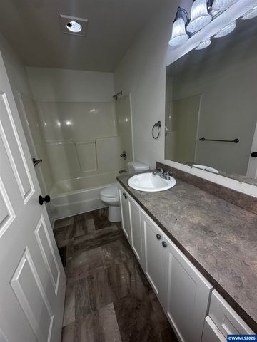 504 Wall St, Silverton, OR 97381