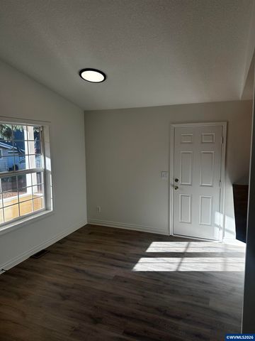 504 Wall St, Silverton, OR 97381