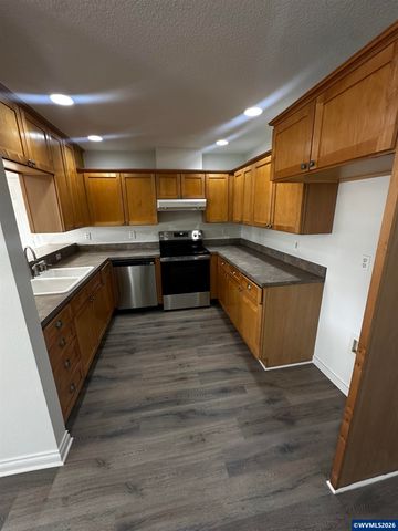 504 Wall St, Silverton, OR 97381