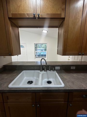504 Wall St, Silverton, OR 97381