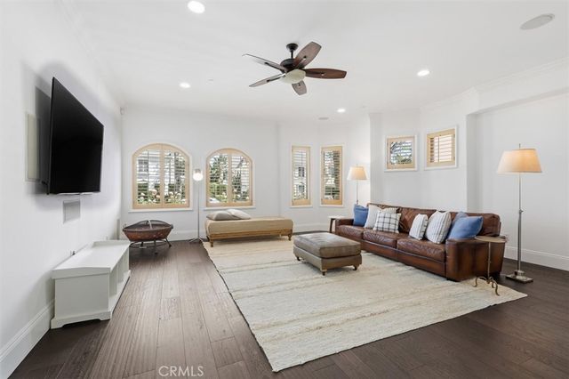 143 N Arnaz Drive 105, Beverly Hills, CA 90211