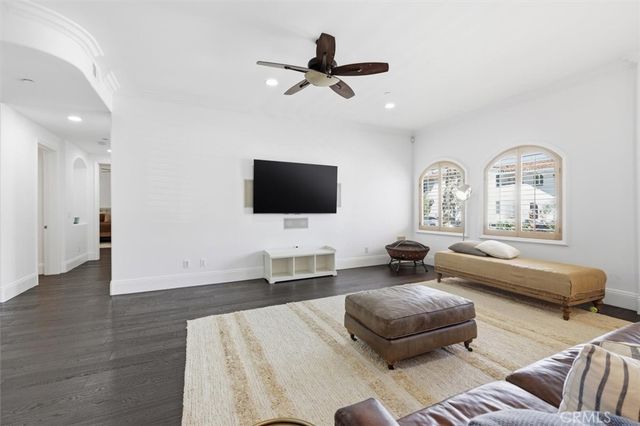 143 N Arnaz Drive 105, Beverly Hills, CA 90211