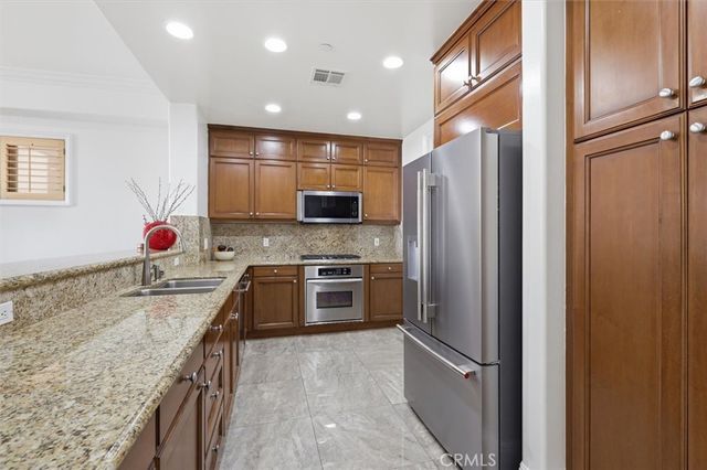 143 N Arnaz Drive 105, Beverly Hills, CA 90211