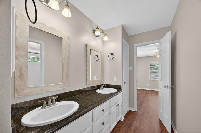 1903 Hillside Oak Lane, Houston, TX 77062