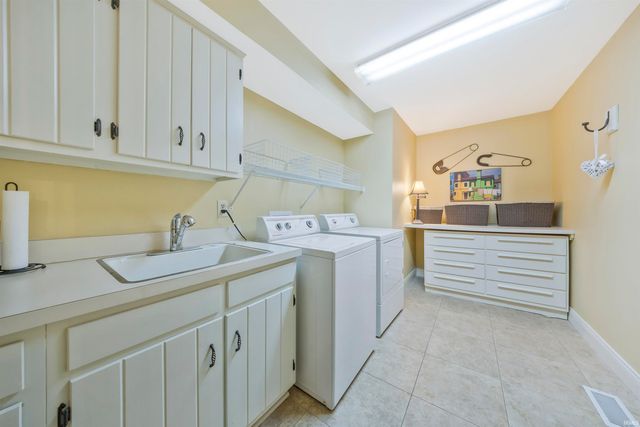 8 Oak Meadow Road, Evansville, IN 47725