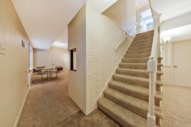 8 Oak Meadow Road, Evansville, IN 47725