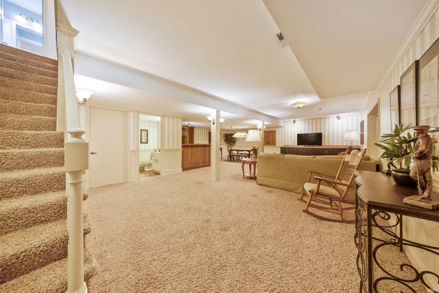 8 Oak Meadow Road, Evansville, IN 47725