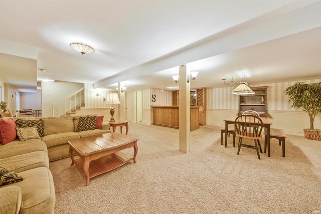 8 Oak Meadow Road, Evansville, IN 47725