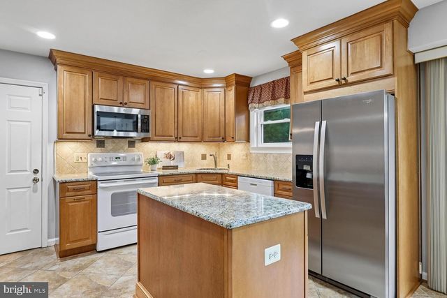 9200 WYETH LN, Burke, VA 22015