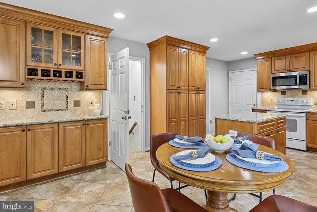 9200 WYETH LN, Burke, VA 22015