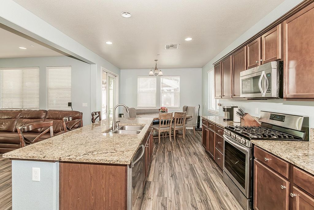 Image 13 of property listing at 3613 N Dee Ann Avenue, Fresno, CA 93727