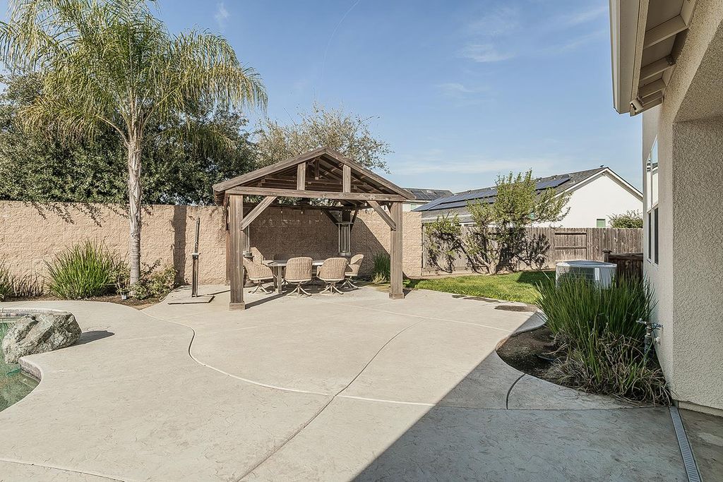 Image 39 of property listing at 3613 N Dee Ann Avenue, Fresno, CA 93727
