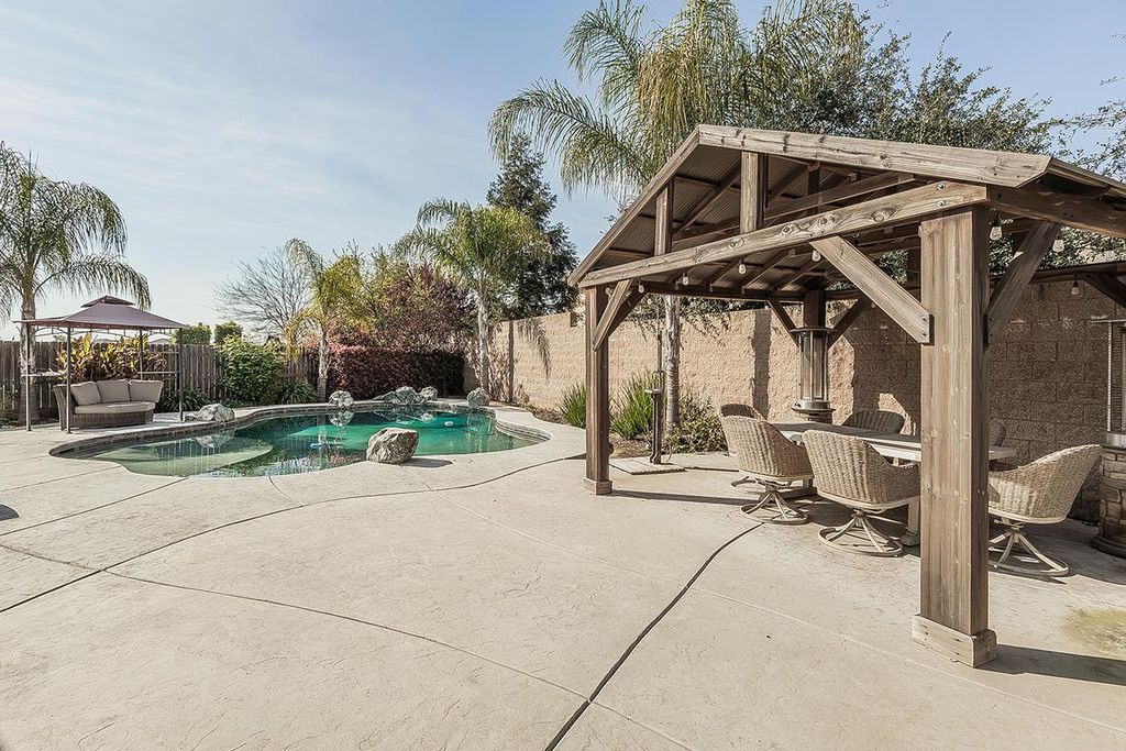 Image 40 of property listing at 3613 N Dee Ann Avenue, Fresno, CA 93727