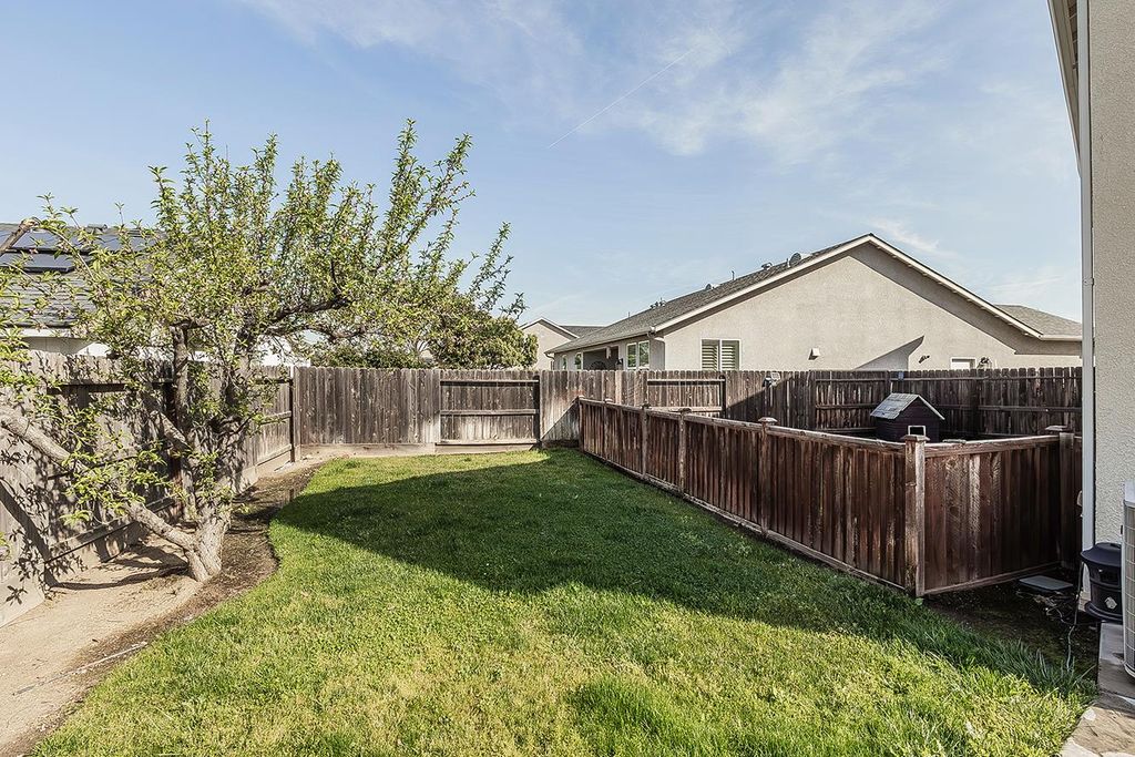 Image 43 of property listing at 3613 N Dee Ann Avenue, Fresno, CA 93727