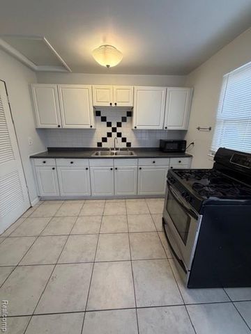 22921 Rosewood Street, Oak Park, MI 48237