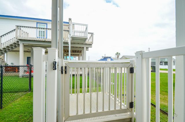 22810 Fresca Street, Galveston, TX 77554