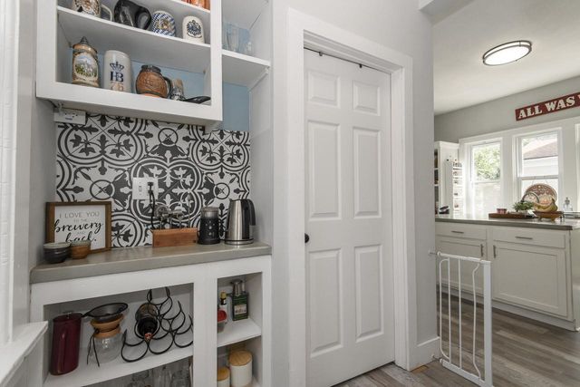 2572 S Howell AVENUE, Milwaukee, WI 53207