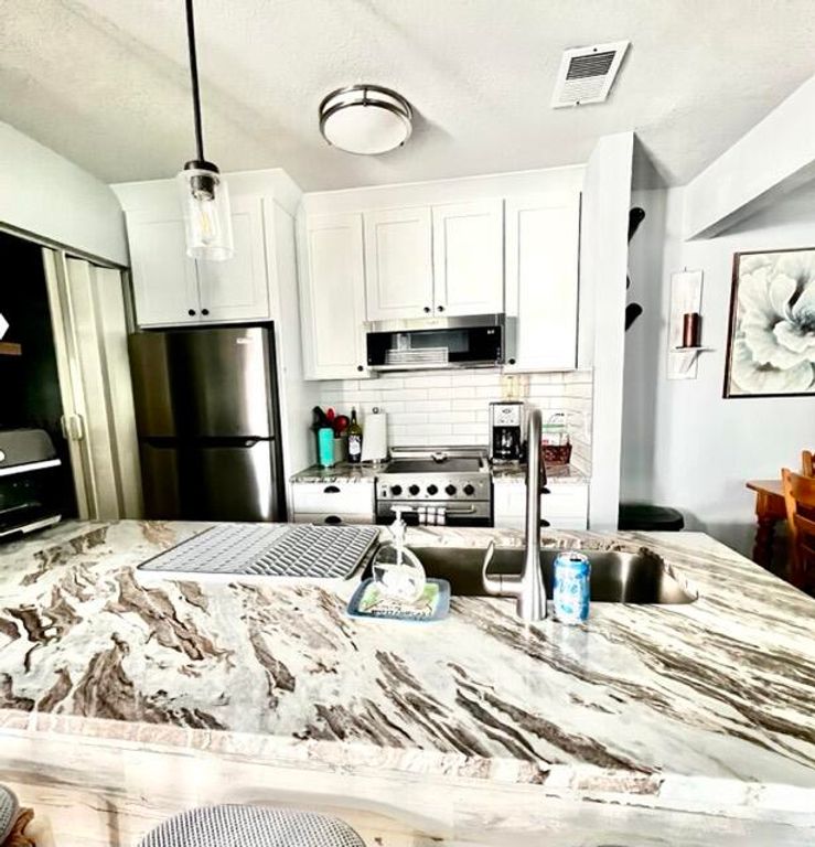 Image 5 of property listing at 264 Alexandra Drive 10, Mount Pleasant, SC 29464