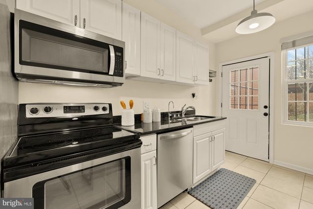 909 8TH ST NE, Washington, DC 20002