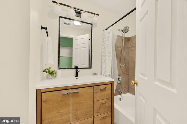 909 8TH ST NE, Washington, DC 20002