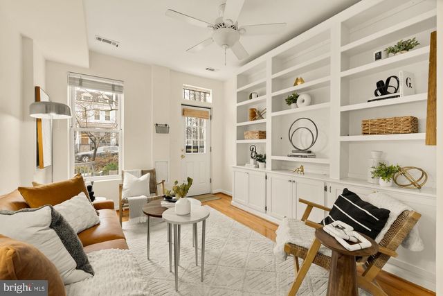 909 8TH ST NE, Washington, DC 20002