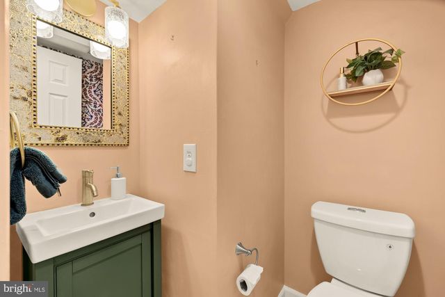 909 8TH ST NE, Washington, DC 20002