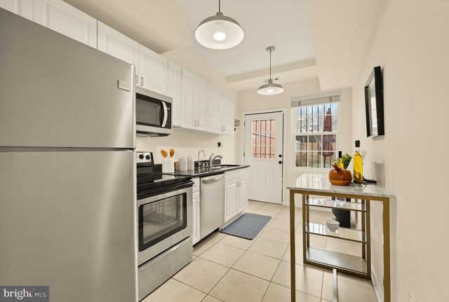 909 8TH ST NE, Washington, DC 20002