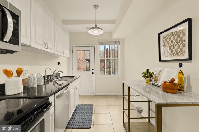 909 8TH ST NE, Washington, DC 20002