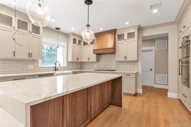 22 Northern Parkway E, Plainview, NY 11803
