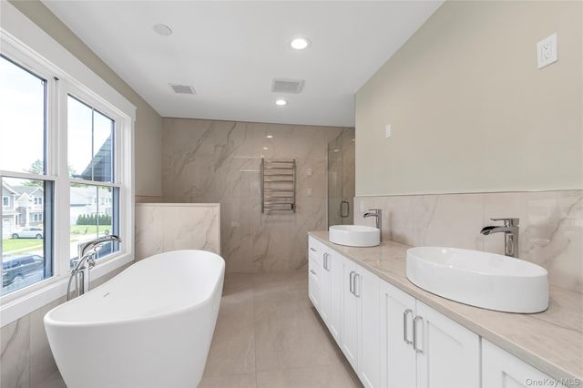 22 Northern Parkway E, Plainview, NY 11803