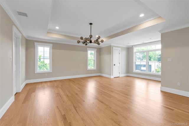 22 Northern Parkway E, Plainview, NY 11803