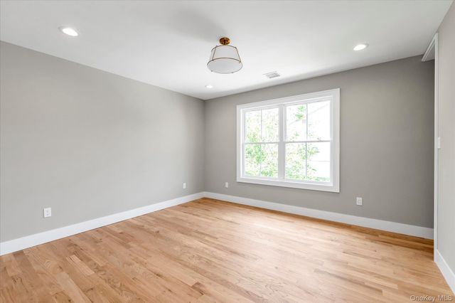 22 Northern Parkway E, Plainview, NY 11803