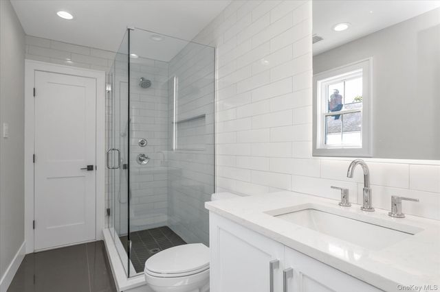 22 Northern Parkway E, Plainview, NY 11803