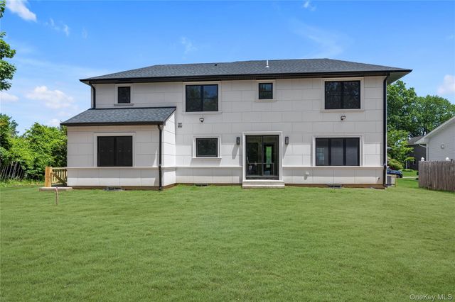 22 Northern Parkway E, Plainview, NY 11803