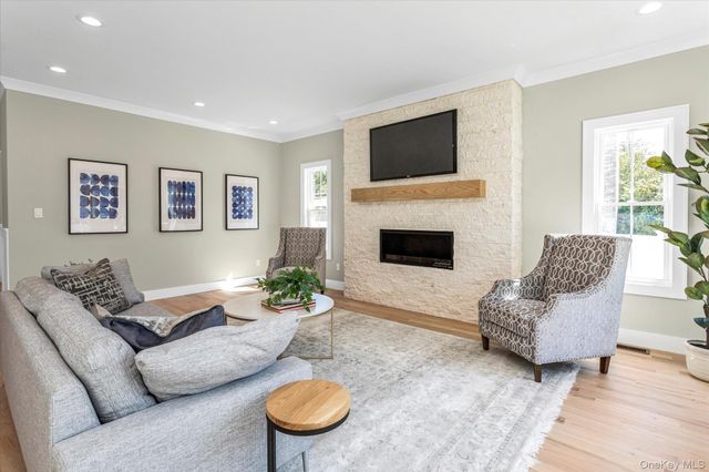 22 Northern Parkway E, Plainview, NY 11803